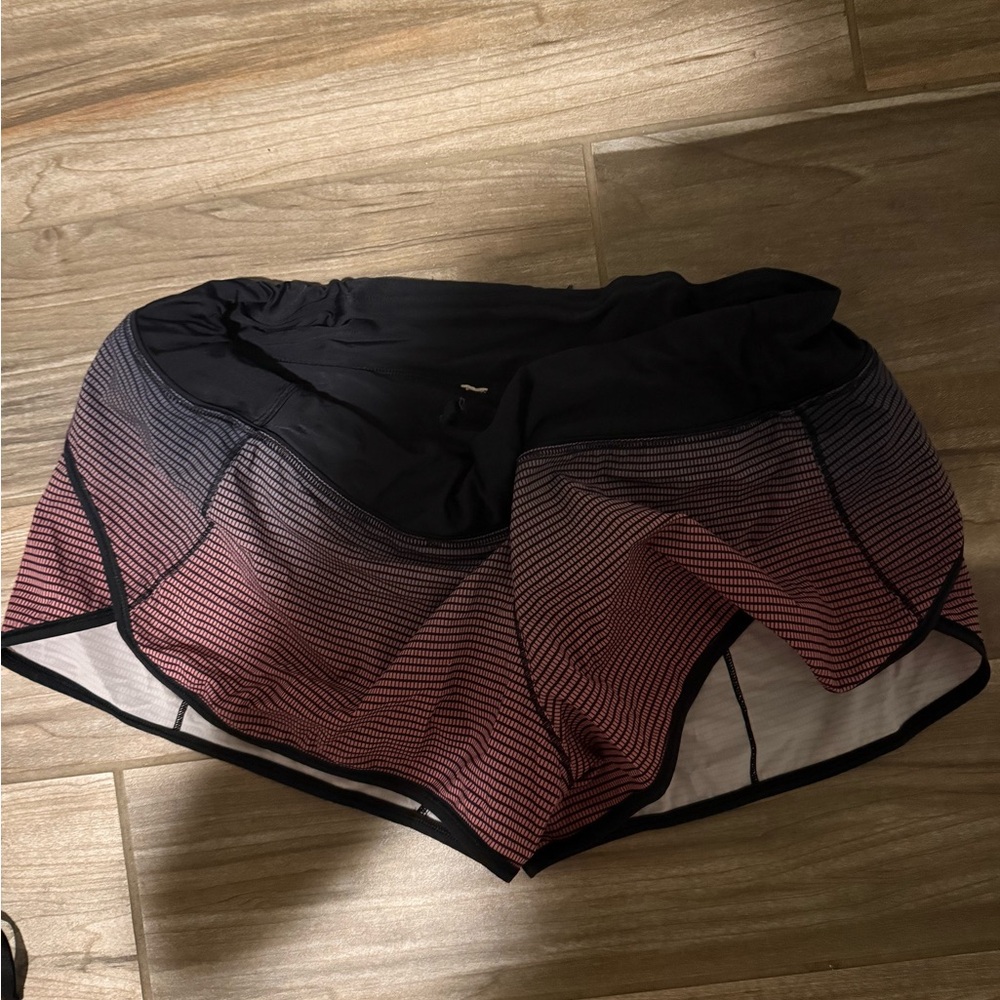 Lululemon Women's Black and Pink 2.5” Shorts